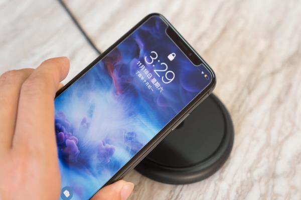 [开箱]iPhone X/8系列专用无线充电座Mophie Wireless Charging Base开箱