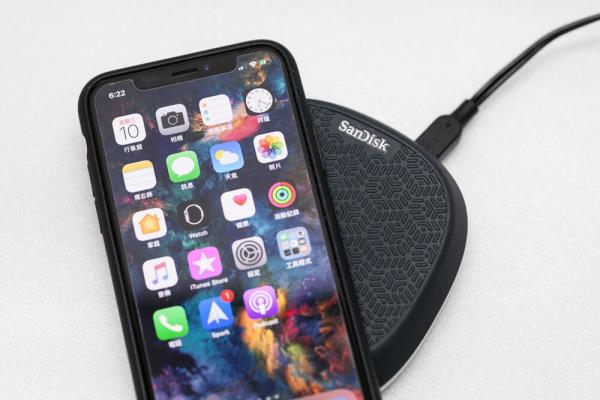 iPhone空间不够存照片了？靠SanDisk iXpand Base边充电与自动备份照片、影片