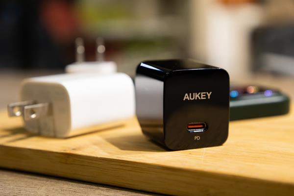 AUKEY Minima 30W PD快充头开箱实测，巧小、便宜、双快充设计