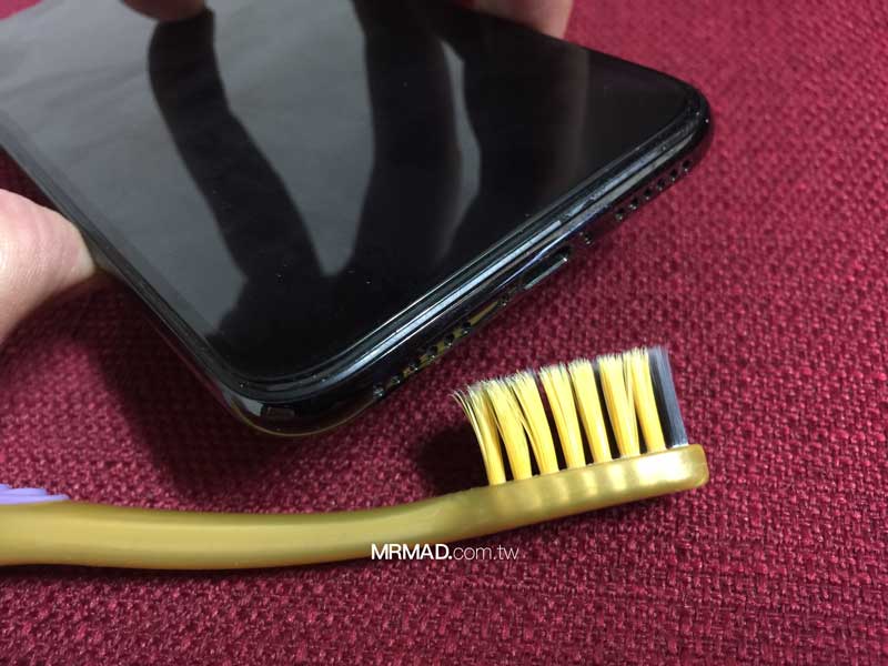 使用软毛牙刷清洁喇叭孔