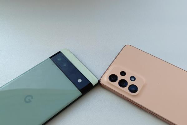 GooglePixel6a配备后双镜头、三星A53为后四镜头。