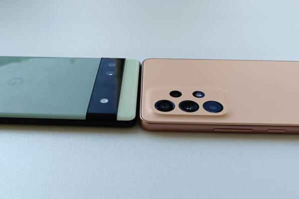 虽然官方数据，三星A53机身厚度为8.1mm、GooglePixel6a为8.9mm，不过实机并不觉得Pixel6a比较厚。