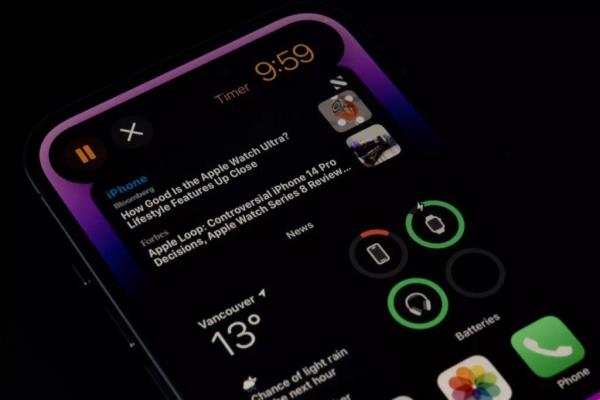 外媒报导，iPhone16Pro将会缩小药丸黑色块的范围，降低“存在感”，并让动态岛可见范围更大。
