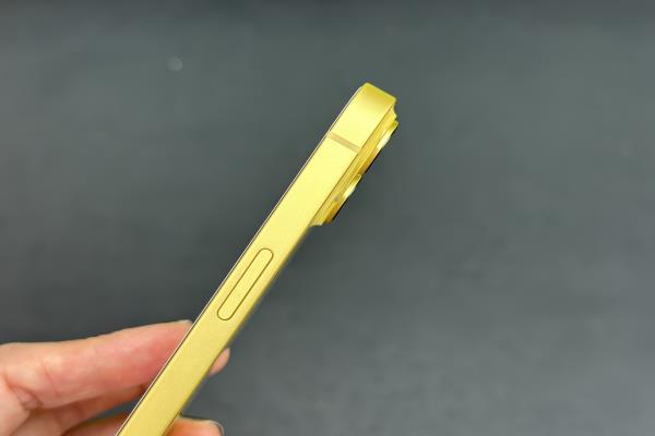 闪到眼瞎！抢先开箱iPhone 14黄色实机 不够大胆不要买